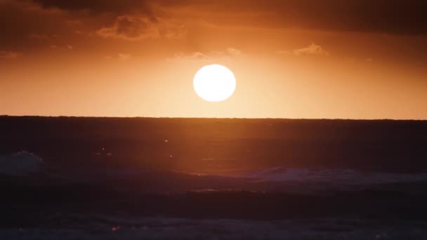 Danimarka Sahillerindeki Fırtınalı Denizin Üzerindeki Batan Güneş Yüksek Kalite Görüntü — Stok video