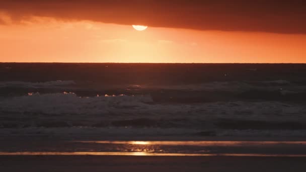 Mörkare Solnedgång Över Det Norra Havet Vågor Rullar Sandstranden Slow — Stockvideo