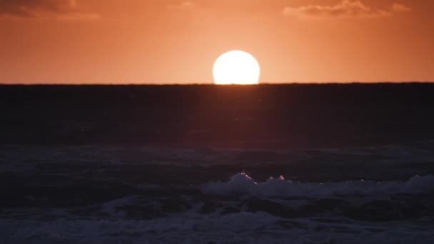 Den Ljusa Nedgående Solen Ovanför Det Mörka Stormiga Havet Den — Stockvideo