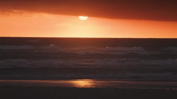 Den Nedgående Solen Ovanför Det Norra Havet Vågor Rullar Sandstranden — Stockvideo