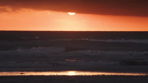 Matahari Terbenam Gelap Langit Atas Laut Utara Gelombang Menggelinding Pantai — Stok Video