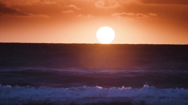 Den Nedgående Solen Ovanför Det Stormiga Havet Den Danska Kusten — Stockvideo