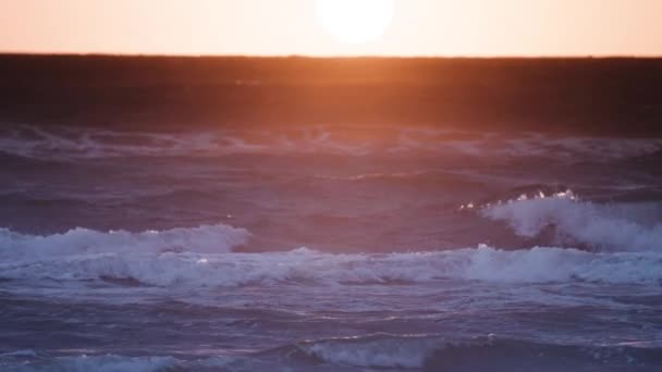 日没の空の下で嵐の海 スローモーション パンに従ってください 高品質4K映像 — ストック動画