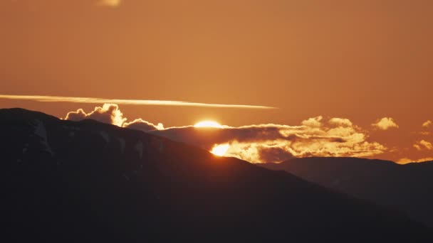 Vídeo Del Timelapse Puesta Del Sol Sobre Las Montañas Nubes — Vídeo de stock