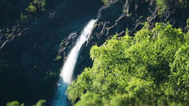 Видео Сдвига Наклона Водопада Покрытых Лесом Крутых Скалах Фьорда Нарой — стоковое видео