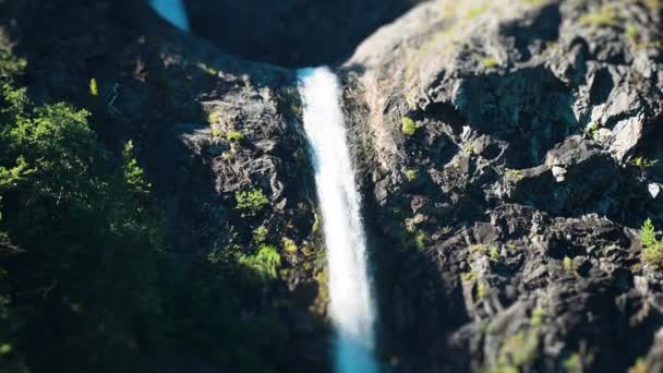 从Naeroy峡湾陡峭的悬崖上掉下瀑布的倾斜移位视频 高质量的4K镜头 — 图库视频影像