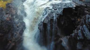 Vahşi dağ nehrindeki şelalenin eğik kayma videosu. Hava görüntüsü. Öne çevir. Yüksek kalite 4K görüntü