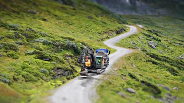 Tilt Shift Video Excavator Lorry Unpaved Road Conducting Road Maintenance — Vídeo de Stock