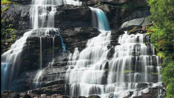 Een Lange Belichtingsopname Van Prachtige Tvindefossen Waterval Bij Voss Noorwegen — Stockvideo
