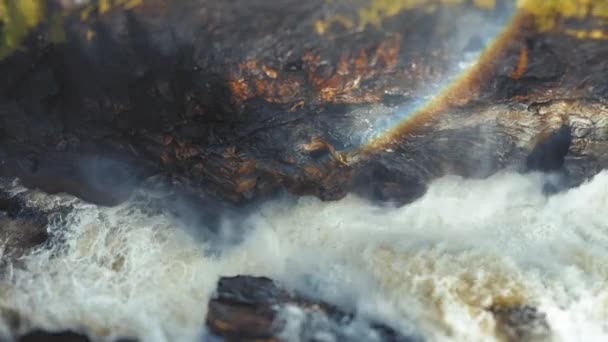 一个倾斜移位视频 记录了峡谷深处汹涌的瀑布 水面上的彩虹围裙 空中风景 高质量的4K镜头 — 图库视频影像