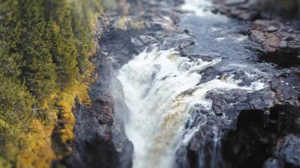 Formofoss Dağ Nehrinin Sivri Siyah Kayaların Üzerinden Akışını Gösteren Eğimli — Stok video