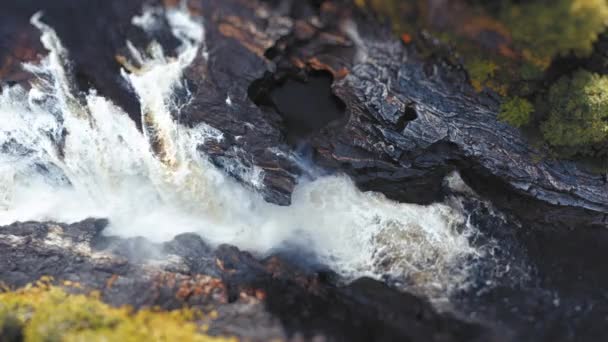 一个倾斜移位视频的Formofoss山河冲过锯齿状的黑色岩石 空中风景 高质量的4K镜头 — 图库视频影像