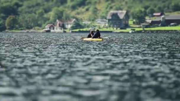 Couple Kayakers Paddling Swaying Waves Naeroy Fjord Village Snf Green — Stock Video