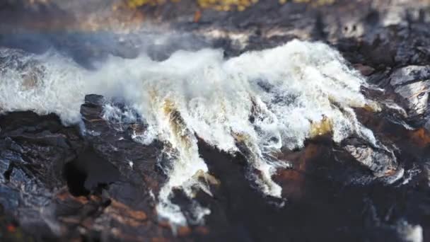 Formofoss Dağ Nehrinin Sivri Kayalıkların Üzerinden Akarken Çekilmiş Bir Vidyo — Stok video