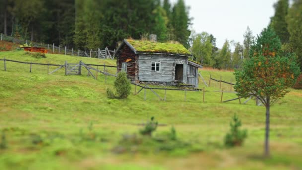 Traditional Sod Roof Hut Nordic Landscape Slow Motion Pan Right — Vídeo de stock