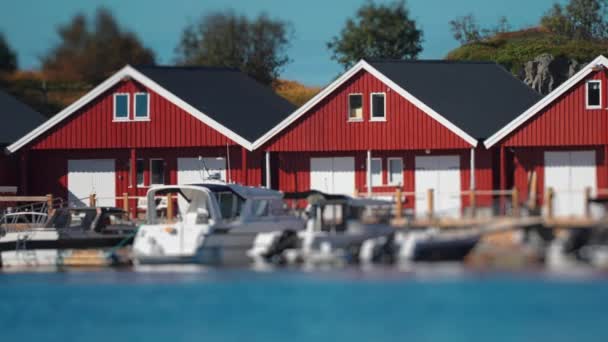 Bright Red Rorbuer Fishermans Cabins Fjord Coast Boats Moored Dock — Vídeos de Stock
