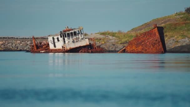 Close Shot Rusty Shipwreck Rocky Shore Atlantic Slow Motion Pan — Video Stock