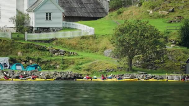 Group Kayakers Shore Naeroyfjord Fjord Departing Bakka Camping Background Slow — Stock video