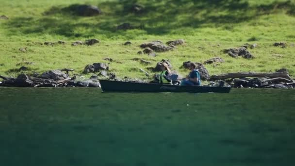 Young Couple Canoe Paddling Naeroyfjord Green Shores Backgound Slow Motion — Vídeos de Stock