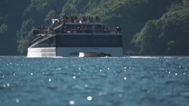 Modern Electric Catamaran Ferry Crossing Naeroy Fjord Passengers Crowd Deck — Vídeo de stock