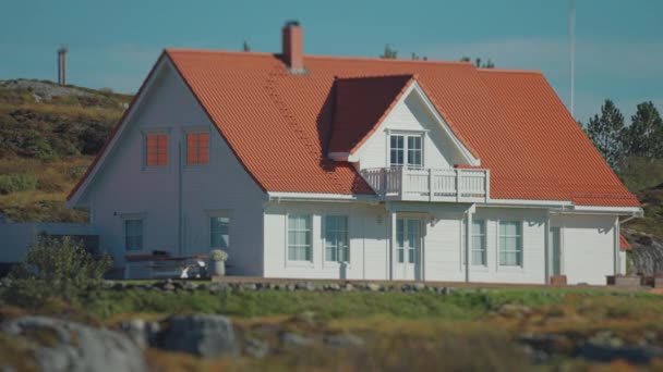 Modern Holiday House Rocky Coast Fjord Slow Motion Pan Left — Video Stock