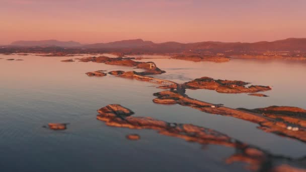 日没時の大西洋の海の道の空中ビュー 背景がぼやけている山 スローモーション パンを残しました 高品質4K映像 — ストック動画