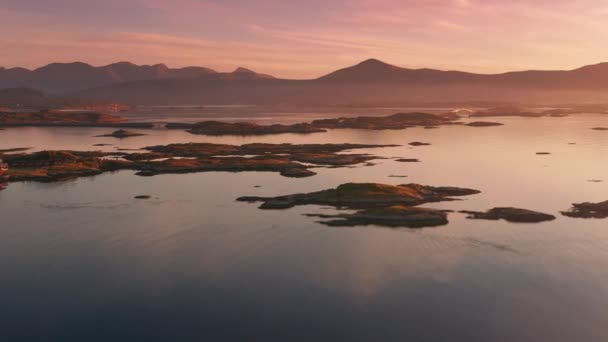 大西洋の海の道と夕日の群島の空中ビュー 背景には山の塔 スローモーション パンを残しました 高品質4K映像 — ストック動画