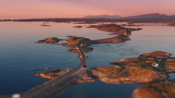 日没時の大西洋の海の道の空中ビュー 背景がぼやけている山 スローモーション パンフォワード 高品質4K映像 — ストック動画