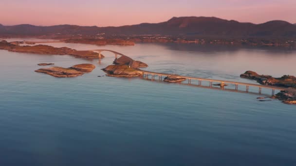 大西洋の海の道と夕日の橋の空中ビュー 島は狭い道路で結ばれている スローモーション パン右 高品質4K映像 — ストック動画