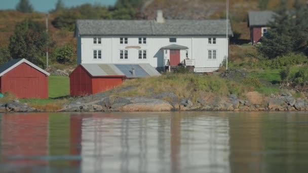 Holiday Houses Coast Fjord Boat Houses Waters Edge Slow Motion — Stock video