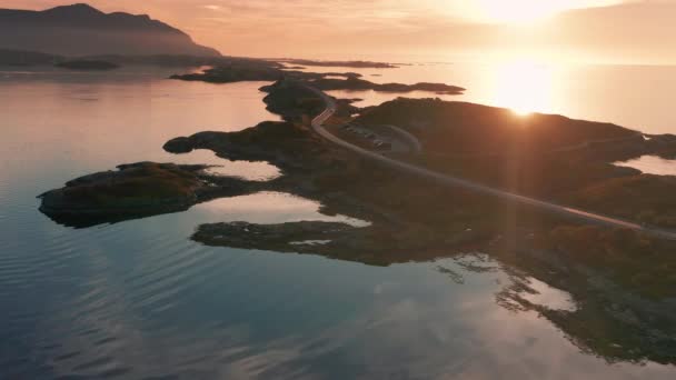 日没時の大西洋の海の道の空中ビュー 穏やかな水から反射した明るい太陽の光 スローモーション パンを残しました 高品質4K映像 — ストック動画