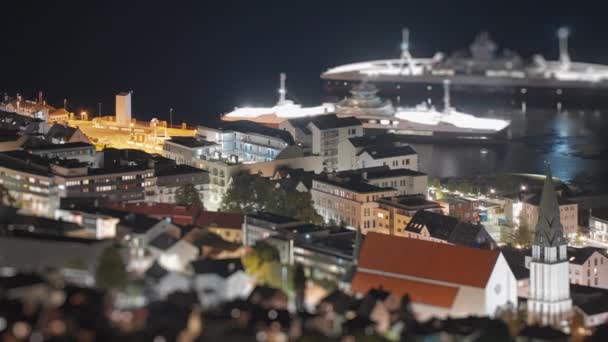 Feribotlar Gece Molde Limanına Varıp Kalkıyor Planda Parlak Bir Gece — Stok video