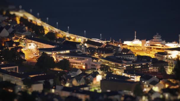 Ferry Arrives Unloads Port Molde Night Brightly Illuminated Night Town — Vídeo de stock