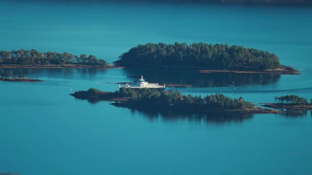 一艘渡船在通往莫尔德港的途中 在小岛之间来回穿梭 这个城镇在前头 倾斜移位视频慢动作高质量的4K镜头 — 图库视频影像