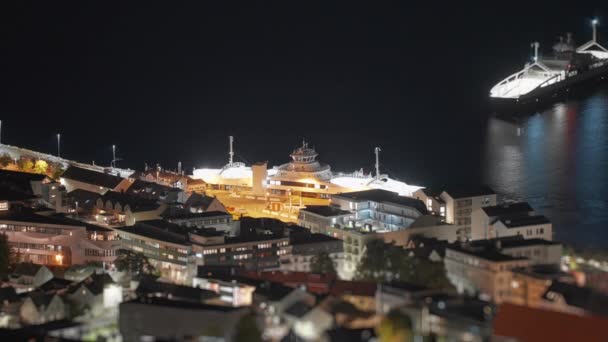 Паромы Прибывают Отправляются Порт Молде Ночью Ярко Освещенный Ночной Город — стоковое видео