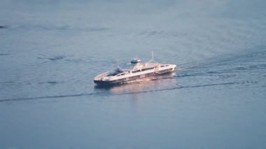 Minyatür bir yolcu feribotu Molde Limanı yakınlarındaki adaların arasından geçiyor. Yüksek kalite 4K görüntü