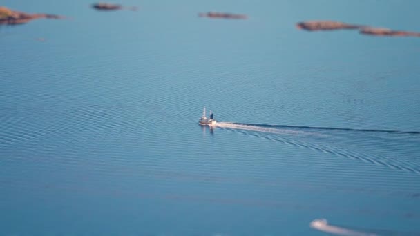 Een Vissersboot Steekt Fjord Vertrekt Naar Een Open Zee Verschillende — Stockvideo
