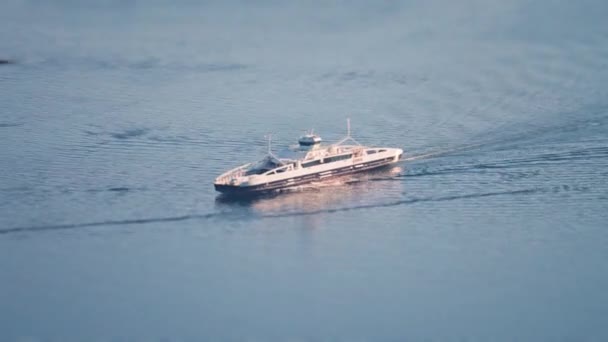 Ferry Miniaturizado Pasajeros Pasa Entre Islotes Cerca Del Puerto Molde — Vídeos de Stock