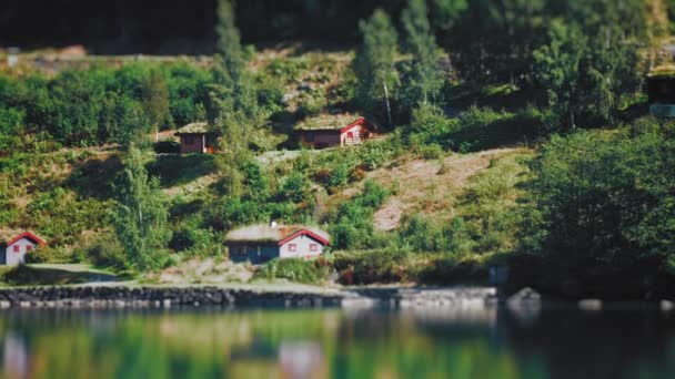 Miniaturizované Rekreační Chaty Jsou Ukryty Zeleni Březích Jezera Loen Vysoce — Stock video