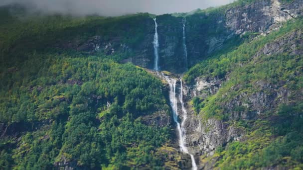 Cachoeira Duas Camadas Nas Falésias Cobertas Floresta Acima Lago Loenvatnet — Vídeo de Stock