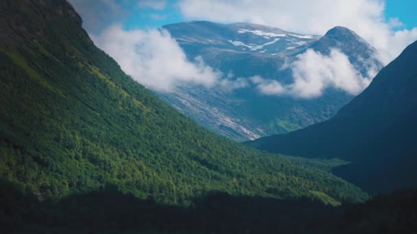 Тонкі Хмари Виходять Над Широкою Лісовою Покритою Гірською Долиною Вид — стокове відео