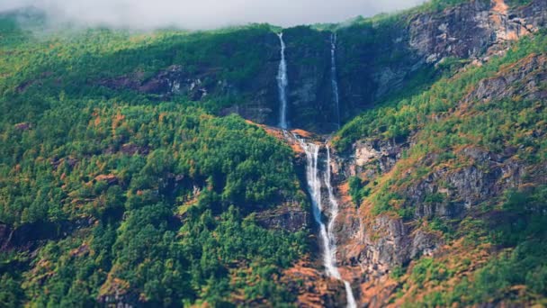 Air Terjun Dua Tingkat Tebing Tertutup Hutan Atas Danau Loenvatnet — Stok Video