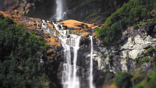 Miniaturizovaný Dvoupatrový Vodopád Lesy Porostlých Útesech Nad Jezerem Loenvatnet Hyperprostorové — Stock video