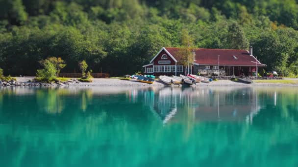 Famous Kjendalstova Cafe Shore Loenvatnet Lake Boats Kayaks Rest Waters — Stock video