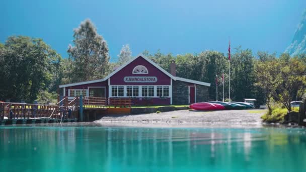 Famous Kjendalstova Cafe Shore Loenvatnet Lake Boats Kayaks Rest Waters — Vídeo de stock