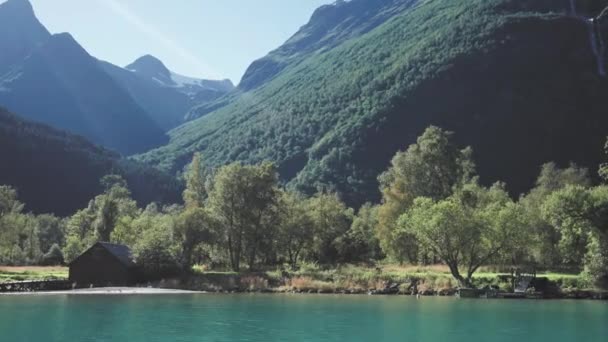 Tyrkysové Vody Jezera Loenvatnet Lesy Pokryté Hory Pozadí Jasná Hvězda — Stock video