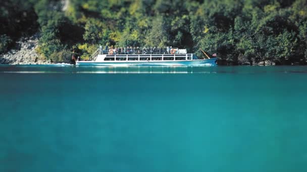 Una Barca Turistica Sul Lago Loenvatnet Turisti Affollano Sul Ponte — Video Stock