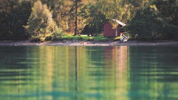 Eine Kleine Holzhütte Bewaldeten Ufer Des Sees Zeitlupe Schwenk Nach — Stockvideo