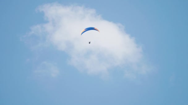 Paraglider Floats Blue Sky Slow Motion Pan Follow High Quality — Vídeos de Stock