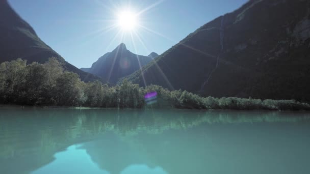 Turkoois Water Van Het Loenvatnet Meer Bos Bedekte Bergen Achtergrond — Stockvideo